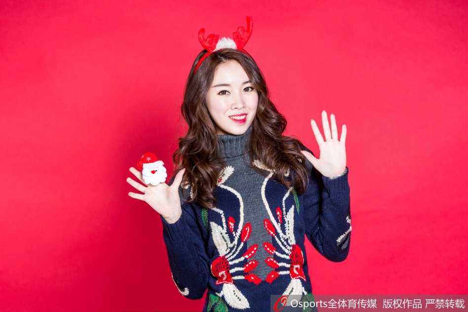 广东宏远啦啦队红色麋鹿装点燃冬日赛场 篮球宝贝甜美元气谱写加油文化 纵列高清大图展示了宝贝们的修长身姿,红色短裙与白色运动鞋的经典搭配,在麋鹿角的点缀下显得既健康又充满节日特有的浪漫气息。