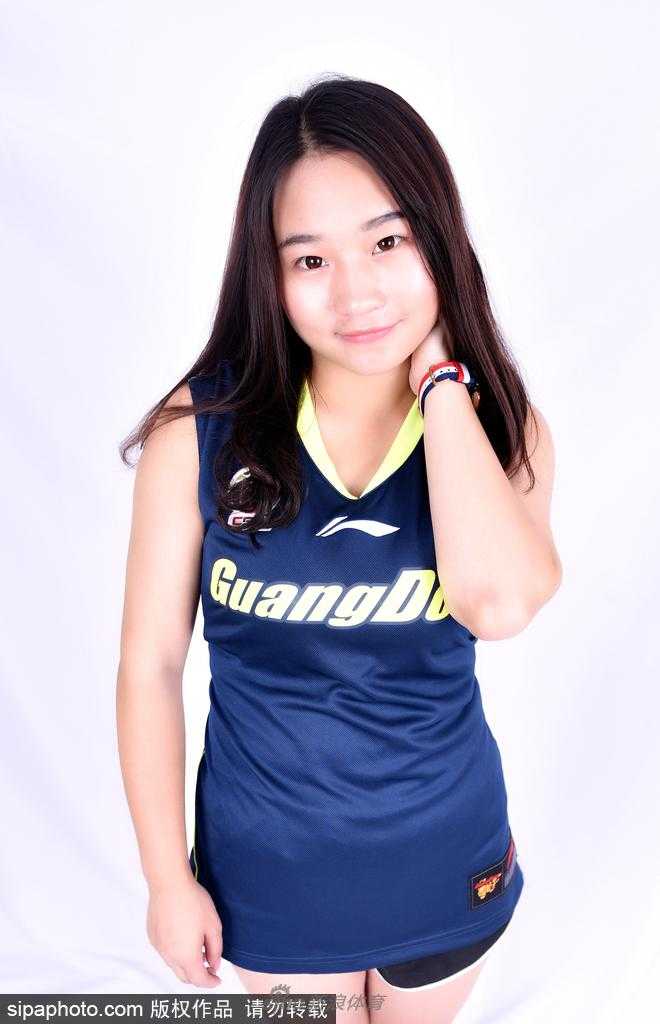 宝贝侧身回眸，裙摆随着动作轻轻飞扬，眼神中带着期待，仿佛在呼唤着新赛季的到来