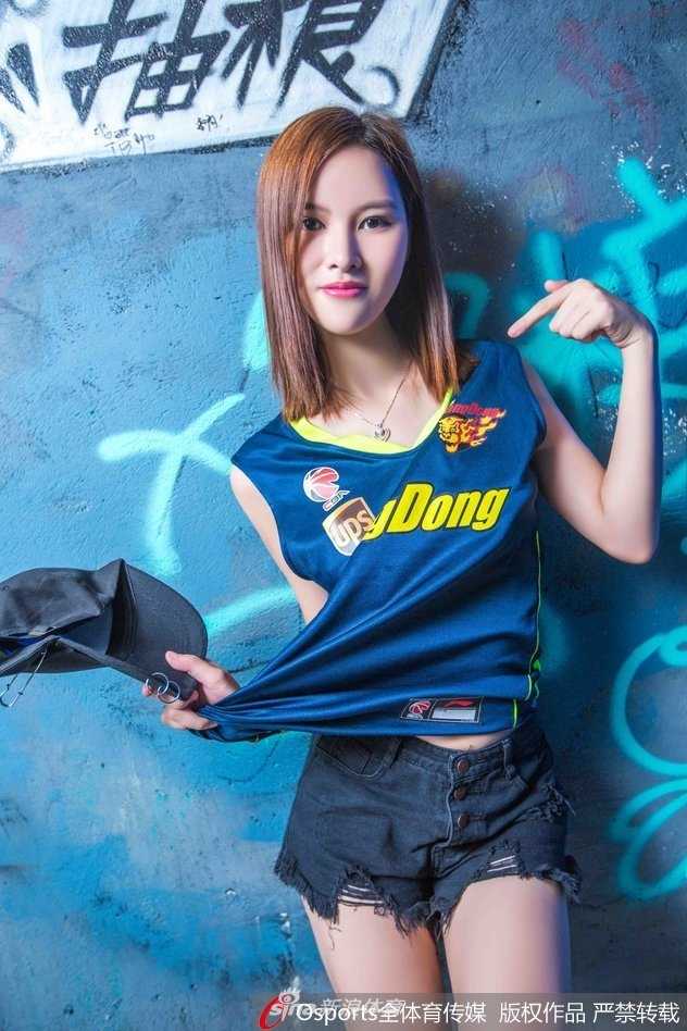 特写镜头下，篮球宝贝的碎边短裙在旋转时完全绽放，纤细的腰肢与修长的腿部线条在流苏的映衬下更显婀娜，展现出舞蹈的力量与柔美。