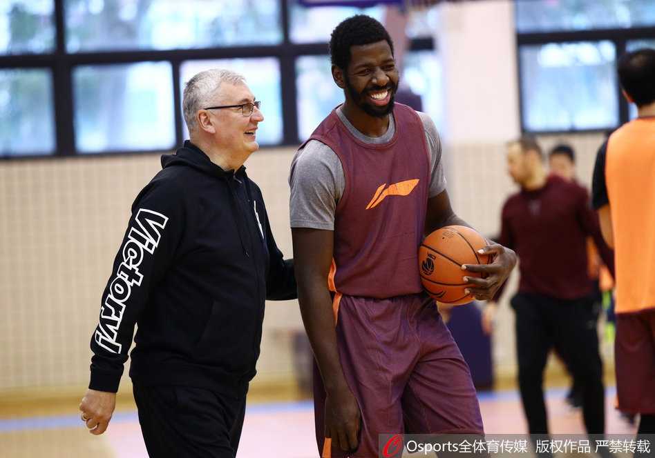 周鹏在底角稳稳出手三分，作为队长他在攻防两端都需要以身作则，承担起盯防对方箭头人物的重任。