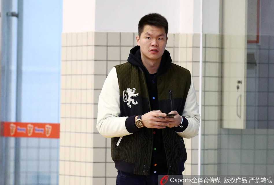 易建联在训练间隙拉伸筋骨，目光如炬地凝视着远方。作为球队的领袖，他深知在季后赛来临前，必须将全队的状态调整到最佳。