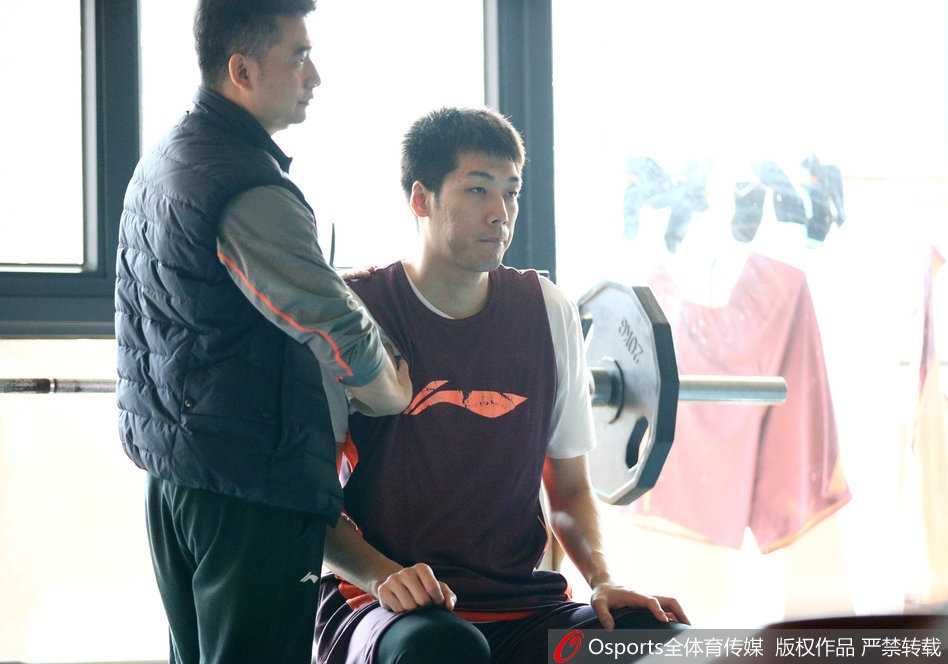 赵睿利用弹力带进行阻力训练，每一个动作都力求标准到位，核心控制力肉眼可见