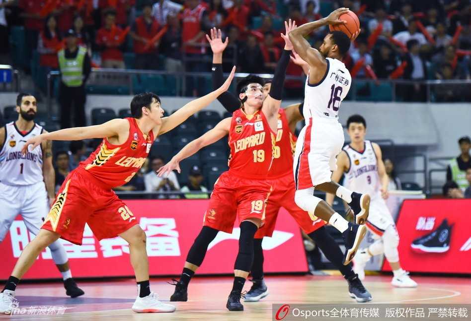 广州队小外援福格面对三人包夹防守，依然在空中扭曲身体寻找出手空间，展现了超级得分手的顽强斗志