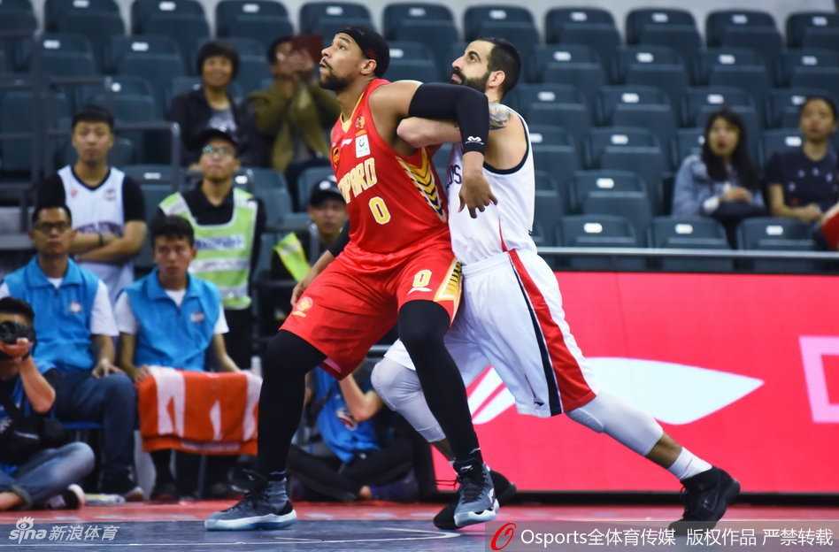 深圳射手顾全在快攻中如尖刀般直插篮下，面对空篮轻松挑篮得手，这一球彻底杀死了比赛悬念