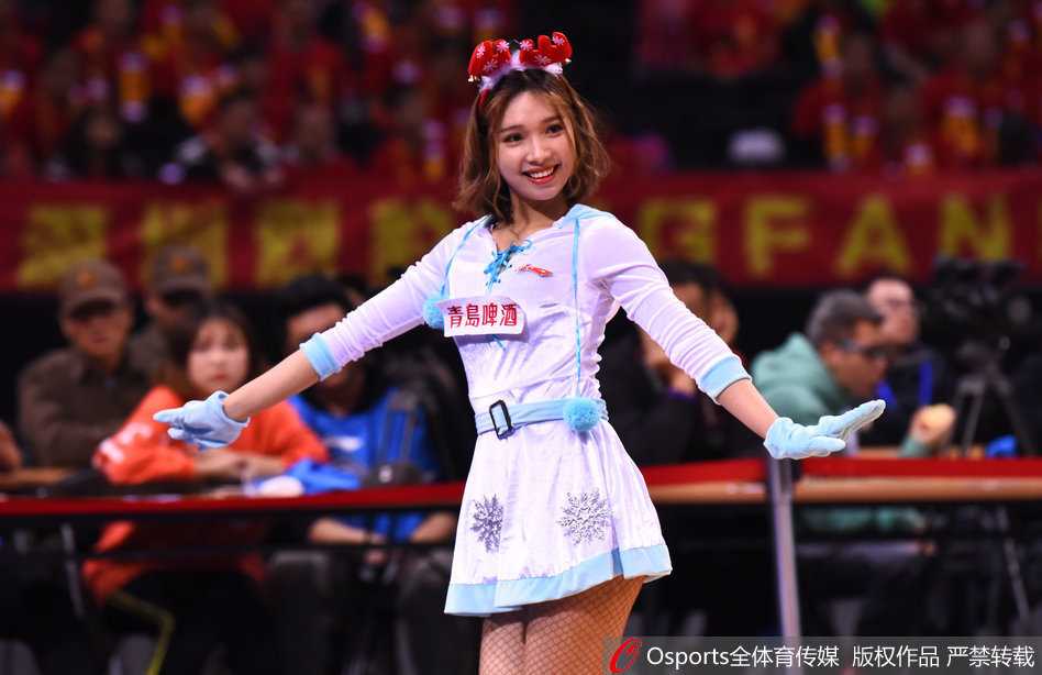 广东德比激战正酣,篮球宝贝热舞点燃深圳赛场 表演结束,宝贝们对着观众席挥手致意,即使额头挂着汗珠,笑容依然甜美可人,她们用自己的热情为这场德比大战画上了圆满的句号。