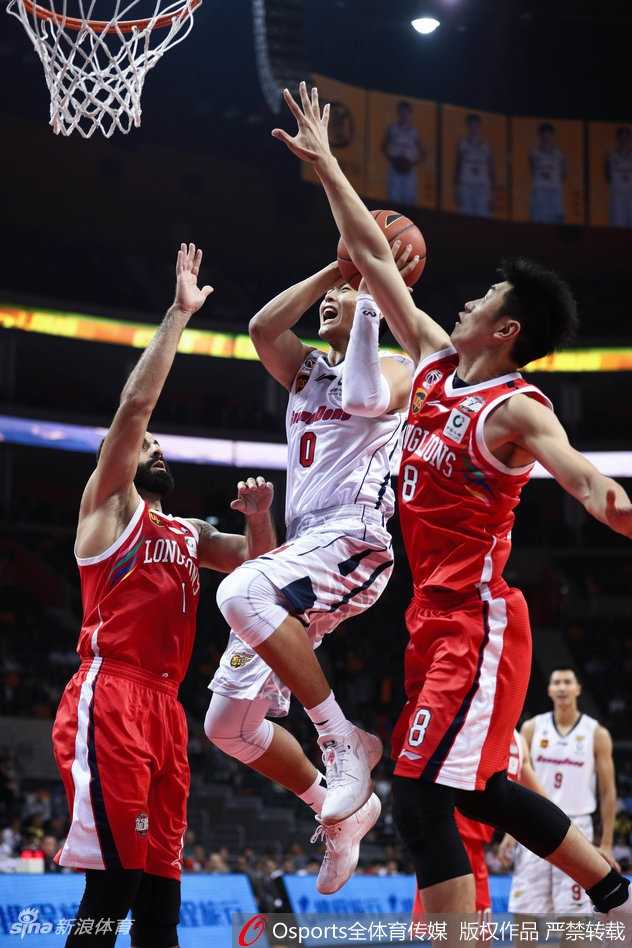 赵睿如出膛炮弹般瞬间过掉防守人，在高速对抗中强行上篮，身体的延展性和柔韧性展现得淋漓尽致。