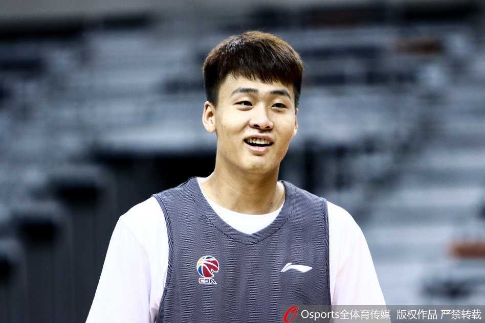 广东德比硝烟再起 阿联领军冲刺新纪元 易建联在赛前热身中神情专注,一次势大力沉的单手劈扣引发现场阵阵惊呼,展现出极佳的竞技状态