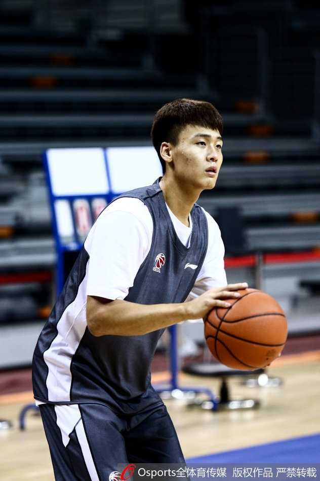 广东德比硝烟再起 阿联领军冲刺新纪元 易建联在训练间隙露出难得的轻松笑容,与队友交谈,汗水浸透的训练服见证了他的刻苦与领袖风范