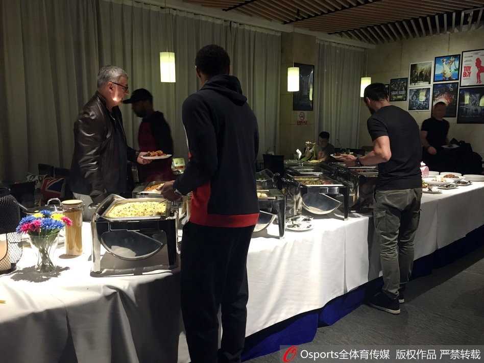 完成与球迷的互动后，易建联回到座位，拿起餐具继续用餐，神态自若，仿佛刚刚只是做了一件微不足道的小事。