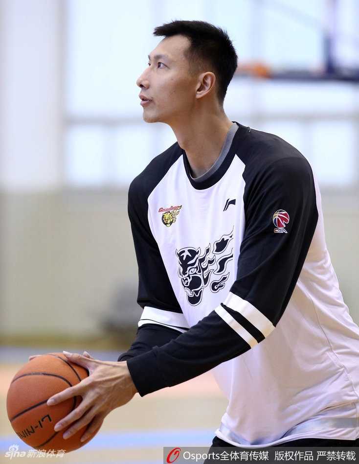 训练结束后队员们相互按摩放松，充满团队温情