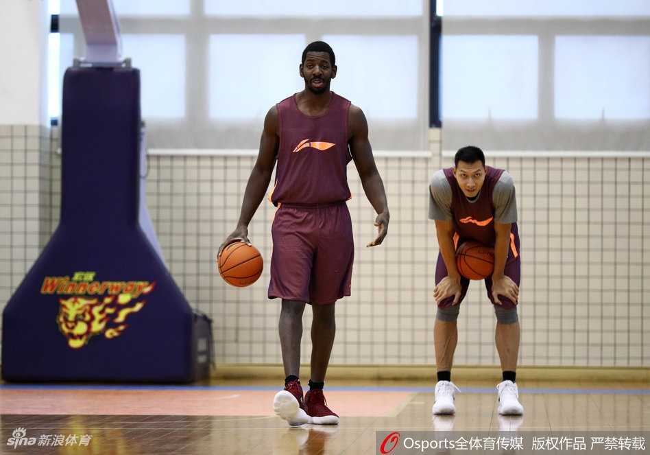 广东男篮剑指六连胜 厉兵秣马静候齐鲁挑战 主力中锋在低位要球,面对假想敌的包夹防守,他奋力卡位,准备用强壮的身体凿开内线缺口