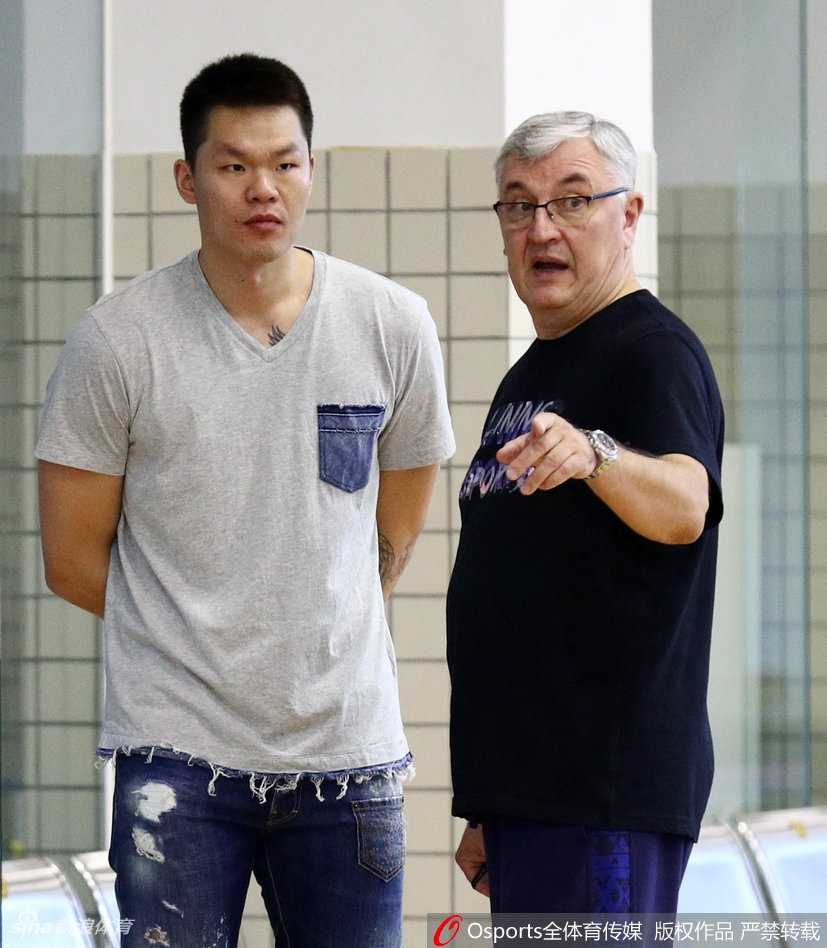 广东男篮剑指六连胜 厉兵秣马静候齐鲁挑战 全队围拢在一起,杜锋指导在战术板上快速画着最后的进攻配合,队员们聚精会神地聆听,眼中闪烁着对胜利的渴望