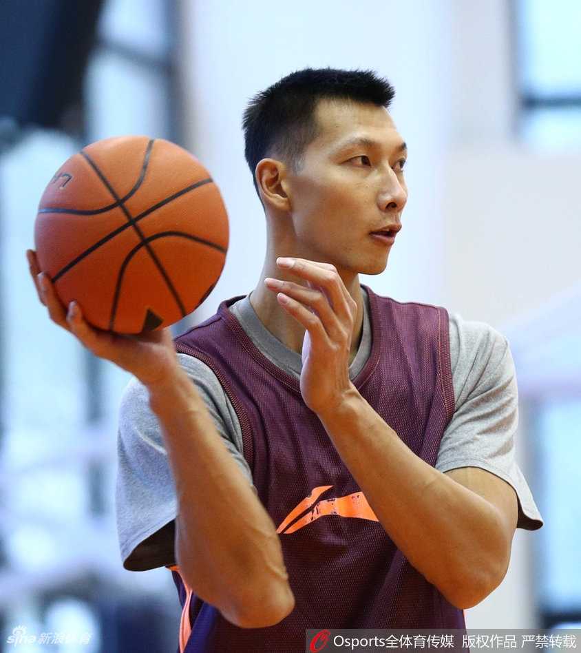 广东男篮剑指六连胜 厉兵秣马静候齐鲁挑战 训练结束后,徐杰并未立即离场,而是加练了多组三分投篮,直到皮球在空中划出完美的弧线空心入网