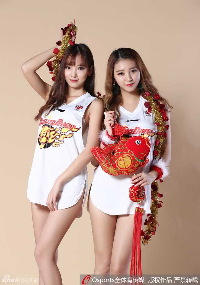 广东男篮时尚啦啦队新年性感写真手提对联送祝福 紧紧依偎姐妹情深,两位队员脸贴脸手提长联,甜蜜微笑中带着俏皮,高跟长腿并拢画面温馨又性感