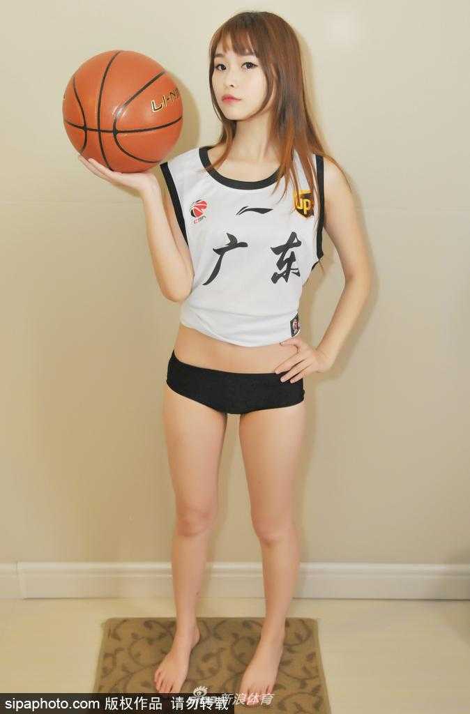 广东足球美少女熊熙:绿茵场上的精灵 熊熙手捧足球坐在草坪上,微风拂过发梢,甜美的笑容里藏着对足球最纯粹的热爱。