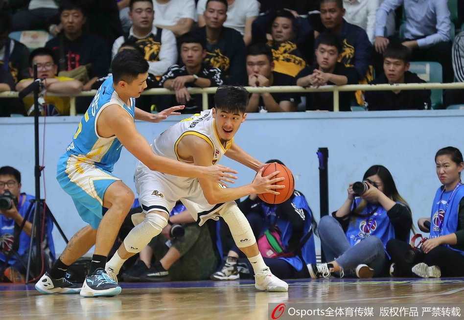 广厦主场惊魂定胜局,青春风暴掀翻福建双星 广厦外援博洛西斯高位策应,用一记精准的击地传球洞穿福建防线,助攻队友轻松上篮,诠释了欧洲内线的高球商。