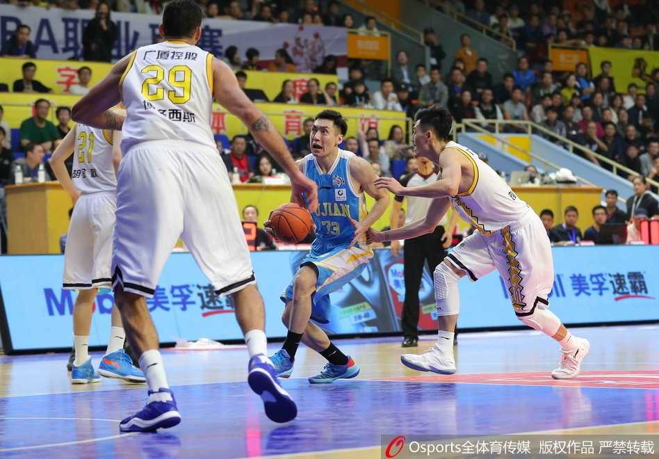 广厦主场惊魂定胜局,青春风暴掀翻福建双星 王哲林背身单打,利用强壮的身体扛开防守,随后一个灵巧的转身勾手,展现了他作为国内顶级中锋的扎实技术。