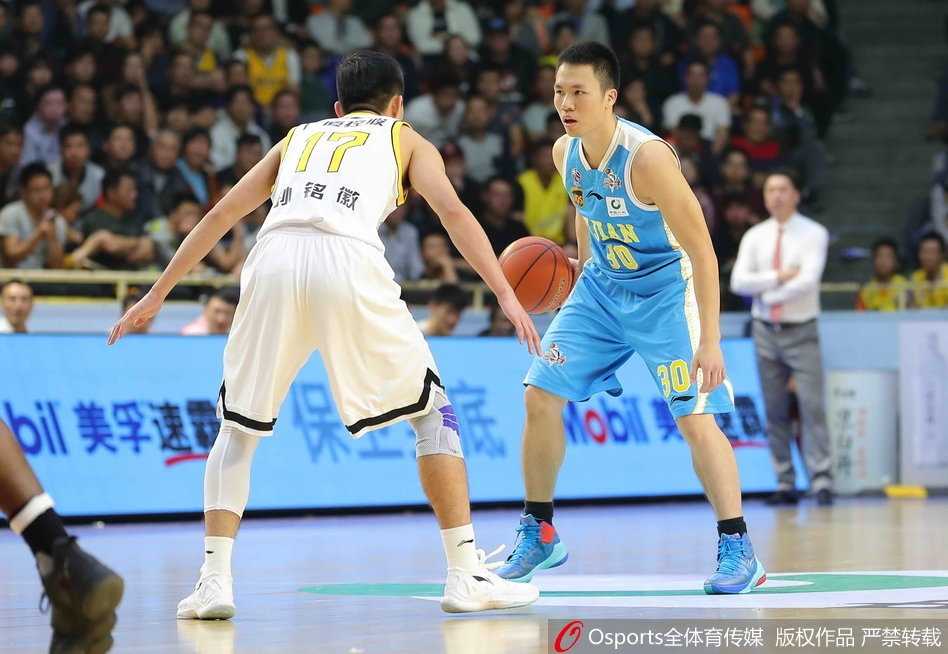 广厦主场惊魂定胜局,青春风暴掀翻福建双星 福建外援史密斯在三人围堵下失去平衡,却仍在倒地前将球神奇地送入篮筐,这一球让广厦主场瞬间鸦雀无声。