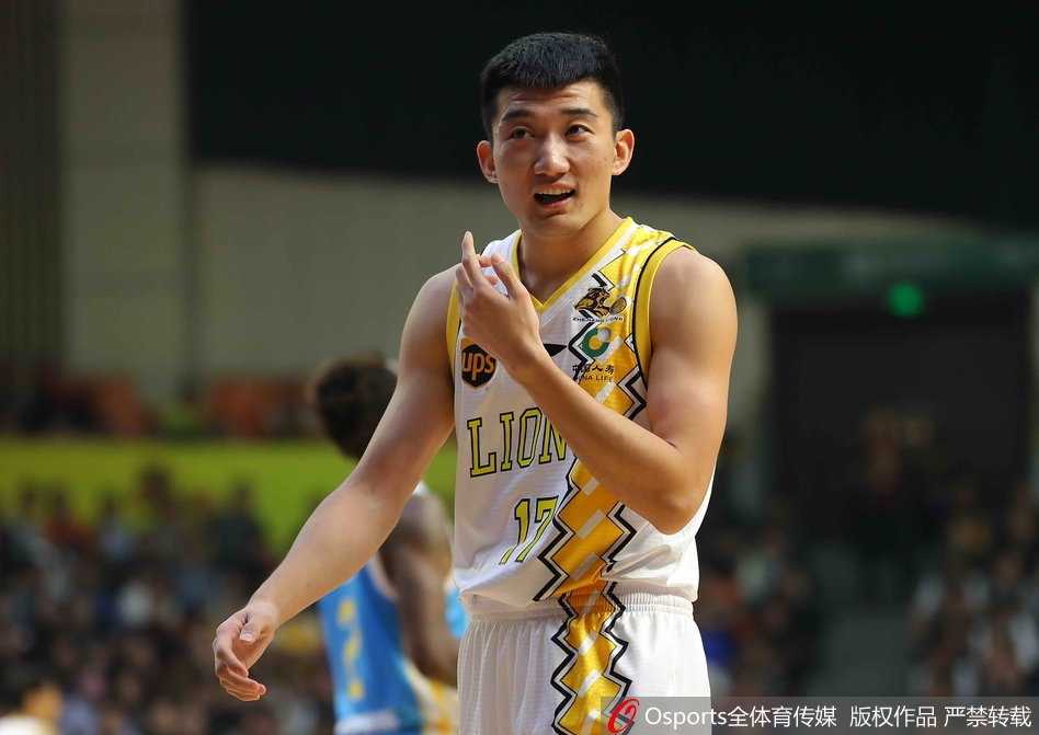 广厦主场惊魂定胜局,青春风暴掀翻福建双星 广厦外援福特森如闪电般撕破福建防线,在对方三人合围的缝隙中抛投出手,展现出他作为常规赛MVP候选人的超强个人能力。