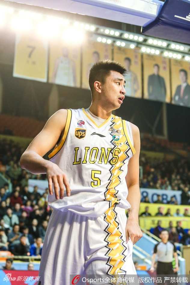 广厦全队围成一团怒吼庆祝，胜利的喜悦在橙色球衣间传递，凝聚成团队的力量