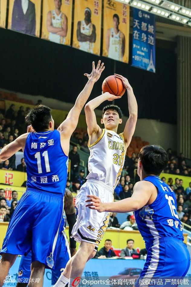 江苏外援布鲁克斯强行突破，肌肉碰撞间火花四溅，孤胆英雄本色尽显