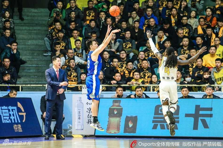 广厦球员如猎豹般突破江苏防线，篮球在空中划出胜利的轨迹