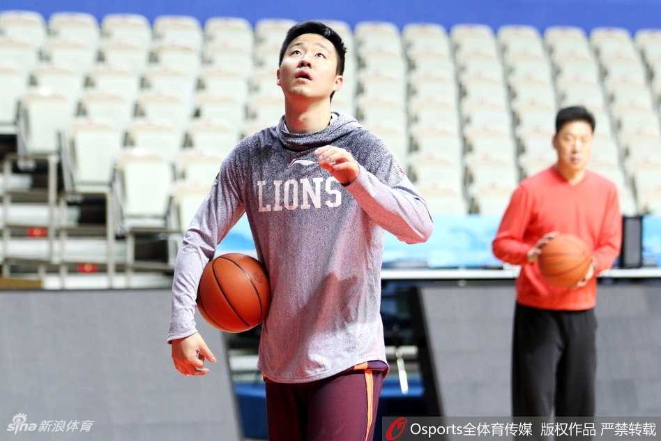 广厦众将厉兵秣马静候联赛重启 剑指佳绩志在突破 主教练李春江双手叉腰站在场边,目光如炬地注视着场上弟子们的跑位,时不时大声提点战术要领,严厉中透露出对这支年轻队伍深深的期望与信心。