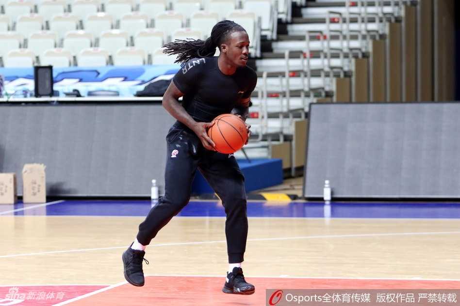 广厦众将厉兵秣马静候联赛重启 剑指佳绩志在突破 外援博洛西斯在训练间隙独自加练中投,尽管汗水已经湿透了球衣,但他每一次出手都极其专注,篮球空心入网的声音在空旷的球馆内显得格外清脆悦耳。