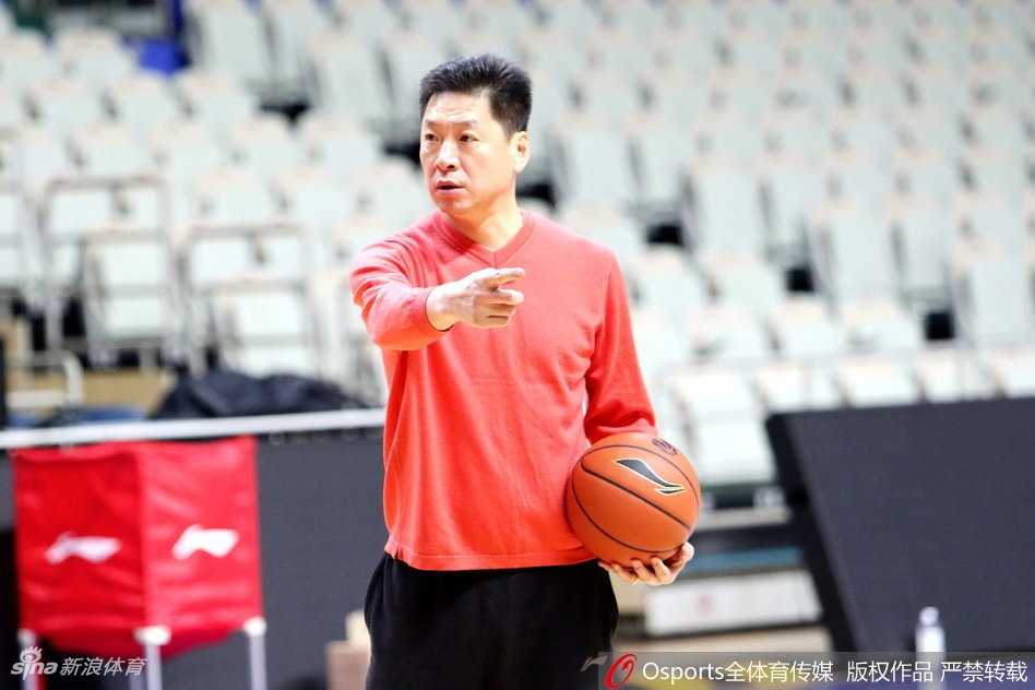 广厦众将厉兵秣马静候联赛重启 剑指佳绩志在突破 年轻后卫孙铭徽在对抗训练中展现惊人弹跳,面对高大的防守者毫无惧色,在空中对抗后保持平衡,用一记柔和的手感将球送入篮筐,引来场边阵阵喝彩。