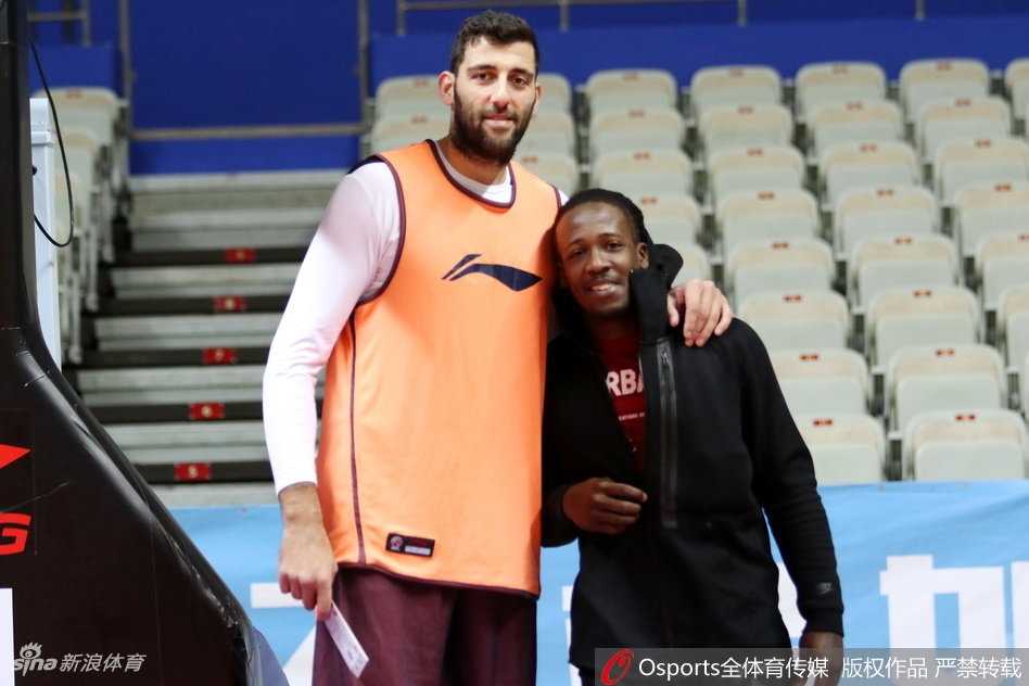 广厦众将厉兵秣马静候联赛重启 剑指佳绩志在突破 广厦核心福特森在训练中犹如球场指挥官,眼神犀利,一记穿透防线的妙传瞬间撕开模拟对手的防守,队友心领神会正准备快下接球。