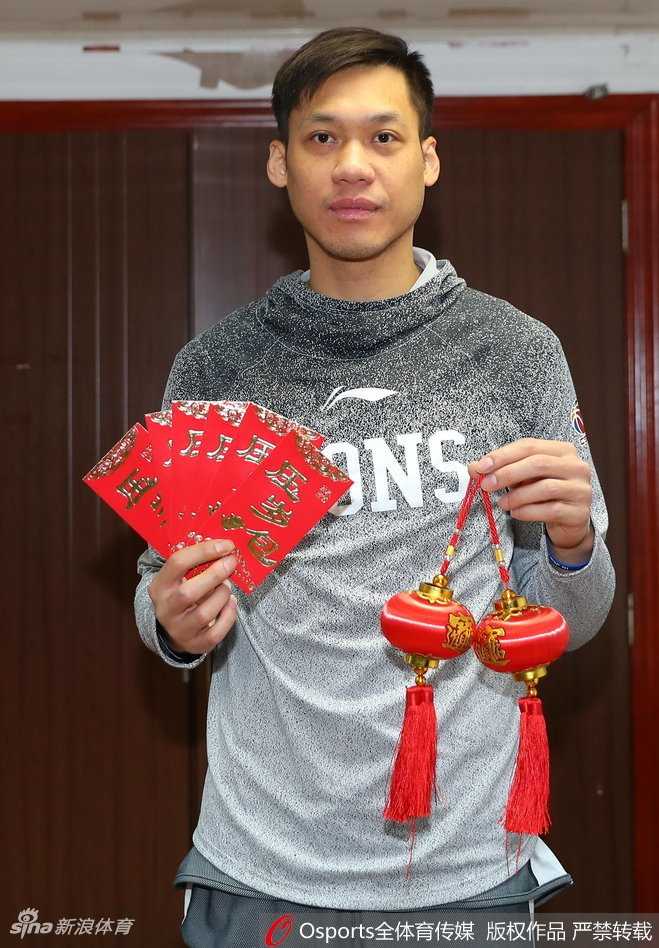 广厦众将手写春联送心语 新春佳节寄深情 广厦后卫凝视镜头,双手稳稳展开一幅写有吉祥话的春联,眼神中透露出对球迷的深情祝福。