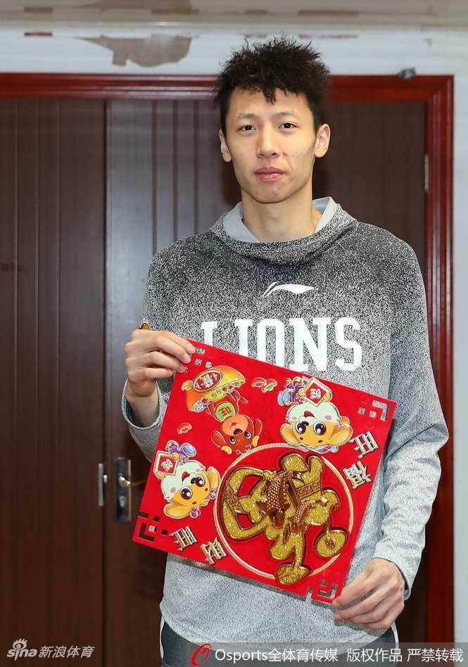 广厦众将手写春联送心语 新春佳节寄深情 另一名广厦队员手持卷轴,脸上洋溢着灿烂的笑容,仿佛将胜利的喜悦和新春的喜气一同传递给了镜头前的每一个人。