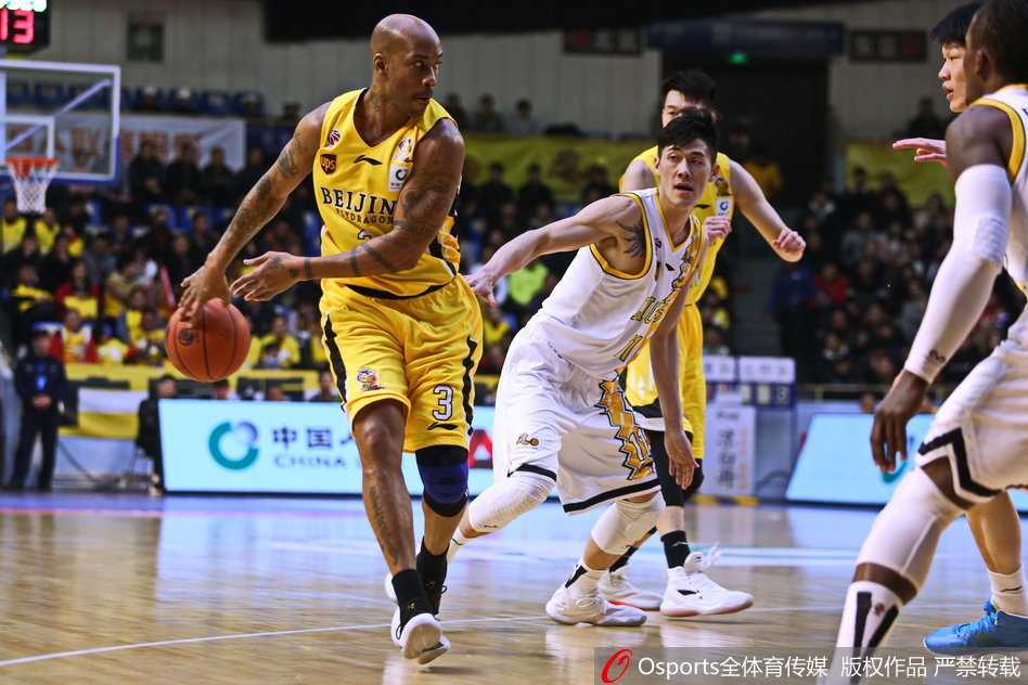 广厦队胡金秋高高跃起，单手劈扣震撼全场，犹如大鹏展翅般将球狠狠砸进篮筐，引爆主场热情