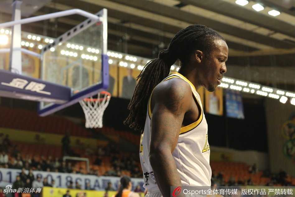 广厦力擒上海挺进季后赛,福特森与弗雷戴特上演史诗级飙分大战 胡金秋高高跃起,像展翅的雄鹰般将篮板球稳稳收入囊中,脸上写满了年轻领袖的坚毅与对胜利的无限渴望。