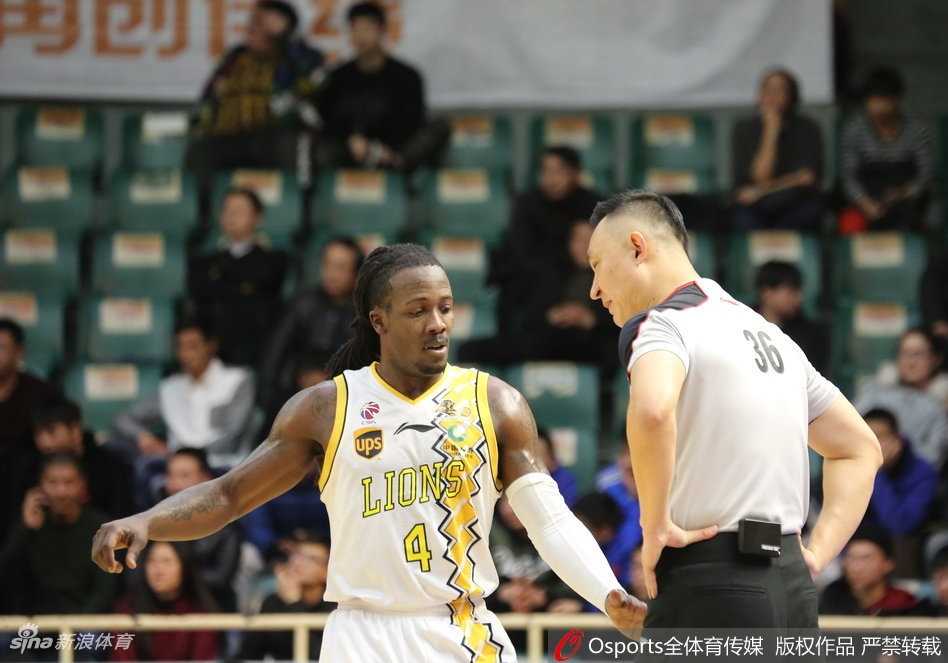 广厦力擒上海挺进季后赛,福特森与弗雷戴特上演史诗级飙分大战 林志杰犹如出鞘的利刃,用标志性的急停跳投穿越上海队的防线,老将的冷静与果敢在这一刻展露无遗。