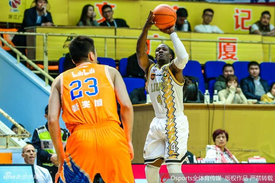 广厦力擒上海挺进季后赛,福特森与弗雷戴特上演史诗级飙分大战 弗雷戴特在福特森的紧逼下依然从容,眼神如鹰隼般锐利,指尖轻拨,皮球划出致命弧线直奔篮筐,仿佛在说“比分,由我来改写”。