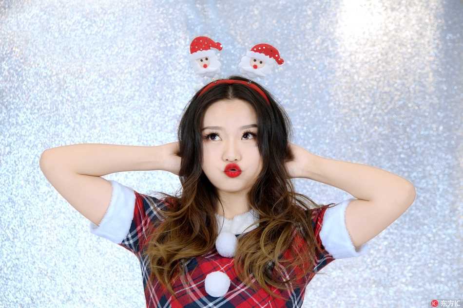 广厦啦啦宝贝圣诞写真喜庆登场送祝福 两位啦啦宝贝手持礼物盒温馨互动,画面充满友爱与节日仪式感