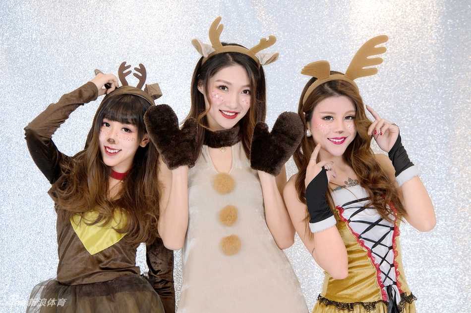 广厦啦啦队员高举红色圣诞帽，麋鹿角装饰轻盈跳动，活力四射，背景球场灯光璀璨。