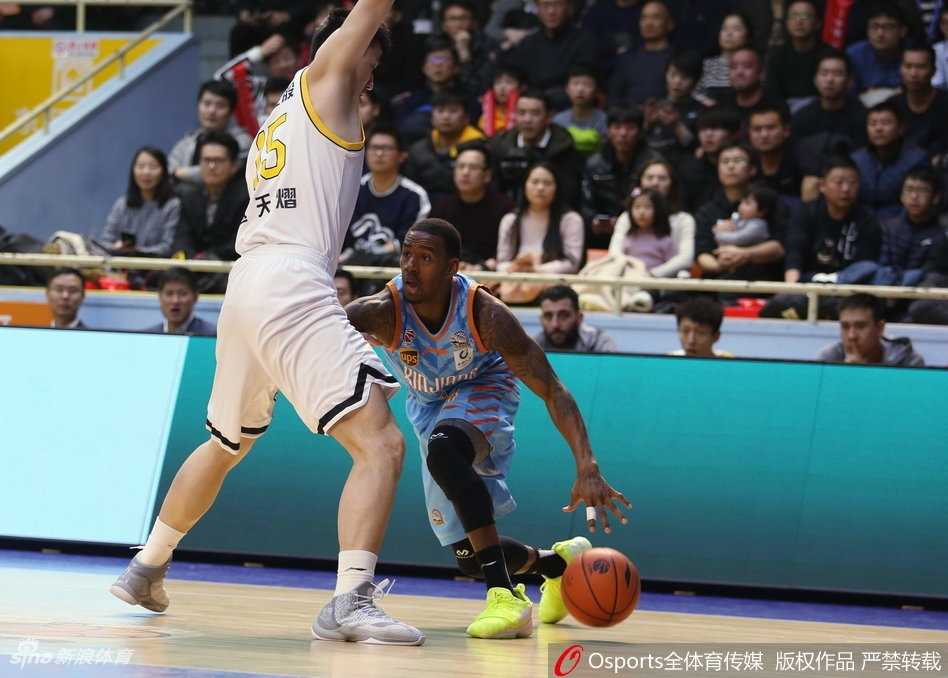 广厦核心福特森在新疆队严密防守下依然闲庭信步，他轻巧地运球穿越防线，眼神中透露出必胜的决心。