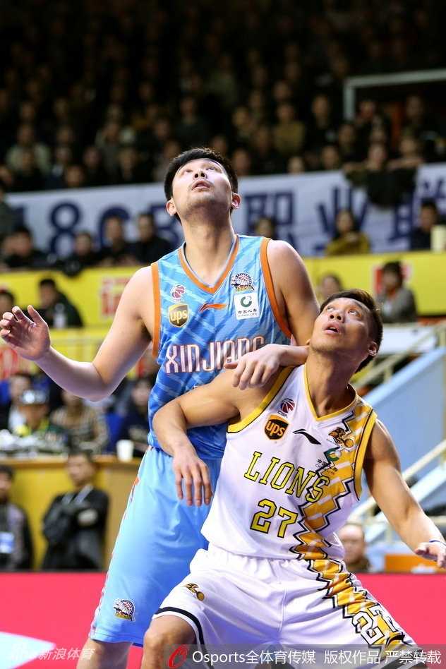 广厦队魂林志杰宝刀不老，他面对新疆队可兰白克的贴身紧逼，依然自信地干拔跳投，篮球划出一道美妙的弧线直奔篮筐。