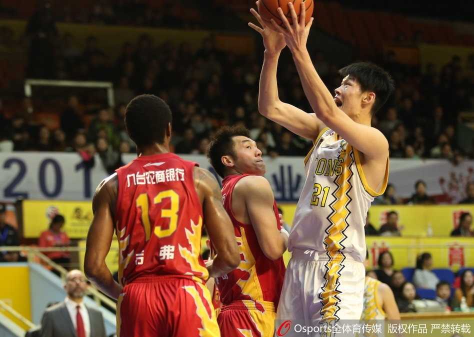 广厦掀翻吉林豪取八连胜 青春风暴席卷联赛 广厦悍将胡金秋在吉林队内线筑起的屏障前高高跃起,以一记柔韧的勾手投篮,篮球在空中划出一道美妙的弧线。