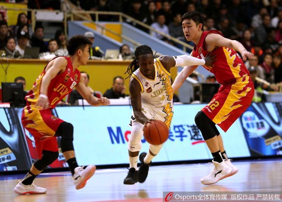 广厦掀翻吉林豪取八连胜 青春风暴席卷联赛 吉林队的兰德里在广厦内线奋力卡位,肌肉的碰撞与力量的对抗在此刻凝固,尽管面对严防,他依然在为每一个篮板球倾尽所有,展现了老将的职业态度。