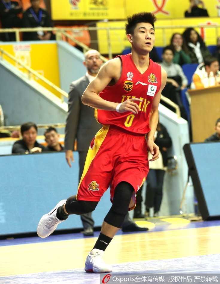 广厦掀翻吉林豪取八连胜 青春风暴席卷联赛 场边的广厦主帅李春江目光如炬,神情专注地注视着场上的一举一动,他的手势仿佛在向弟子们传递着战术指令,沉稳的气场是这支年轻球队的定海神针。