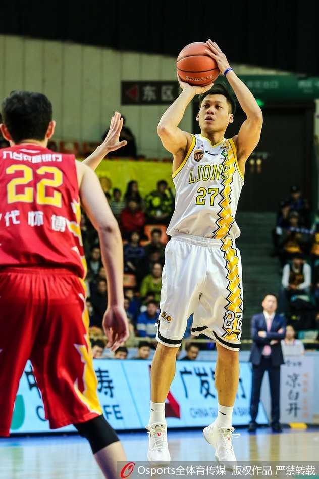 广厦掀翻吉林豪取八连胜 青春风暴席卷联赛 广厦队完成一次精彩配合后,替补席瞬间沸腾,球员们挥舞着毛巾,为场上队友的精彩表现忘情欢呼,团结与激情洋溢在整个球馆的每个角落。