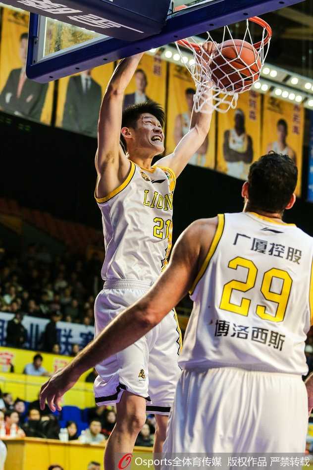 广厦掀翻吉林豪取八连胜 青春风暴席卷联赛 球场之上,广厦外援福特森犹如一位灵巧的魔术师,在吉林队多名球员的围堵缝隙中穿梭,手中的篮球仿佛有了生命,随时准备飞向最有利的攻击位置。