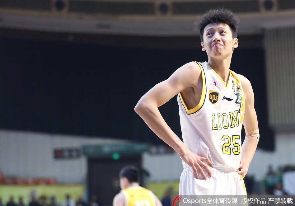 广厦核心福特森在对手严密防守下依然神情自若，他送出一记手术刀般的精准传球瞬间撕裂了同曦队的防线。