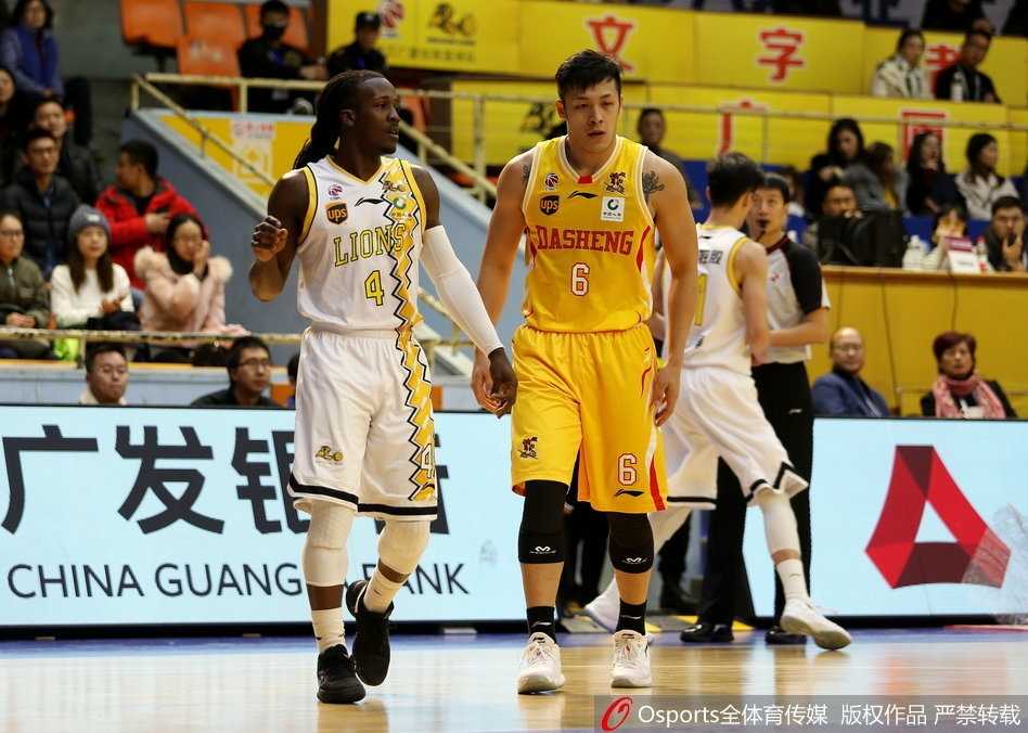 孙铭徽持球快速突破，他面对防守毫无惧色，眼中满是篮筐，下一秒他便要用速度和爆发力撕开对手的最后一道屏障。