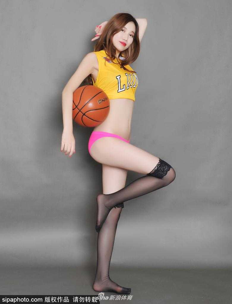 广厦男篮辉煌赛季背后的靓丽风景线 篮球宝贝秀活力长腿助威 表演结束后,几位篮球宝贝在场边露出灿烂的笑容,她们的青春风采为激烈的球赛增添了一抹温柔亮色。
