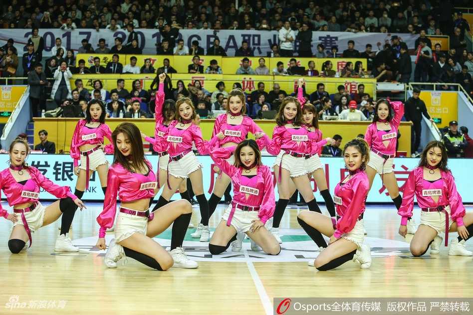 广厦篮球宝贝演绎力与美 赛场热舞点燃萧山战神之夜 广厦啦啦队黄衣精灵在赛场中央跃起,长发飞扬,灿烂笑容比主场灯光还耀眼,瞬间点燃全场热情。