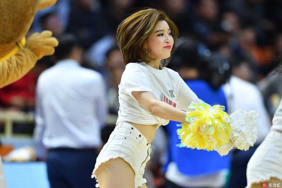 宝贝们腾空跃起，长发飘扬，身体在空中划出优美弧线，青春活力感染每一位观众。